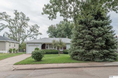 Photo of 2827 S 38th Street, Omaha, NE 68105 (MLS # 22530125)