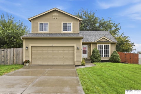 Photo of 1707 Eastview Drive, Papillion, NE 68046 (MLS # 22627338)
