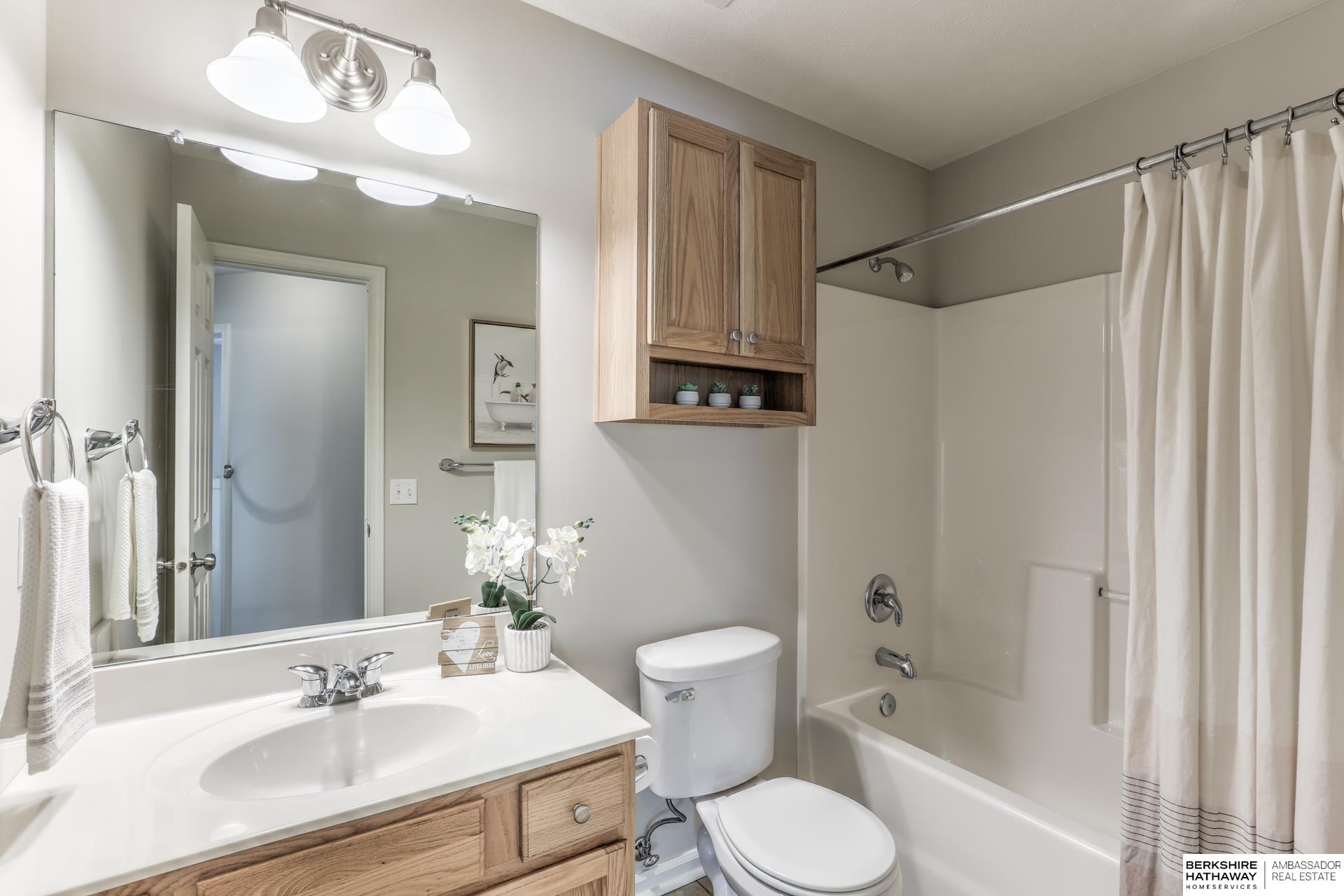 Omaha, Nebraska 68136, United States, 3 Bedrooms Bedrooms, ,4 BathroomsBathrooms,Residential,Pending,131362