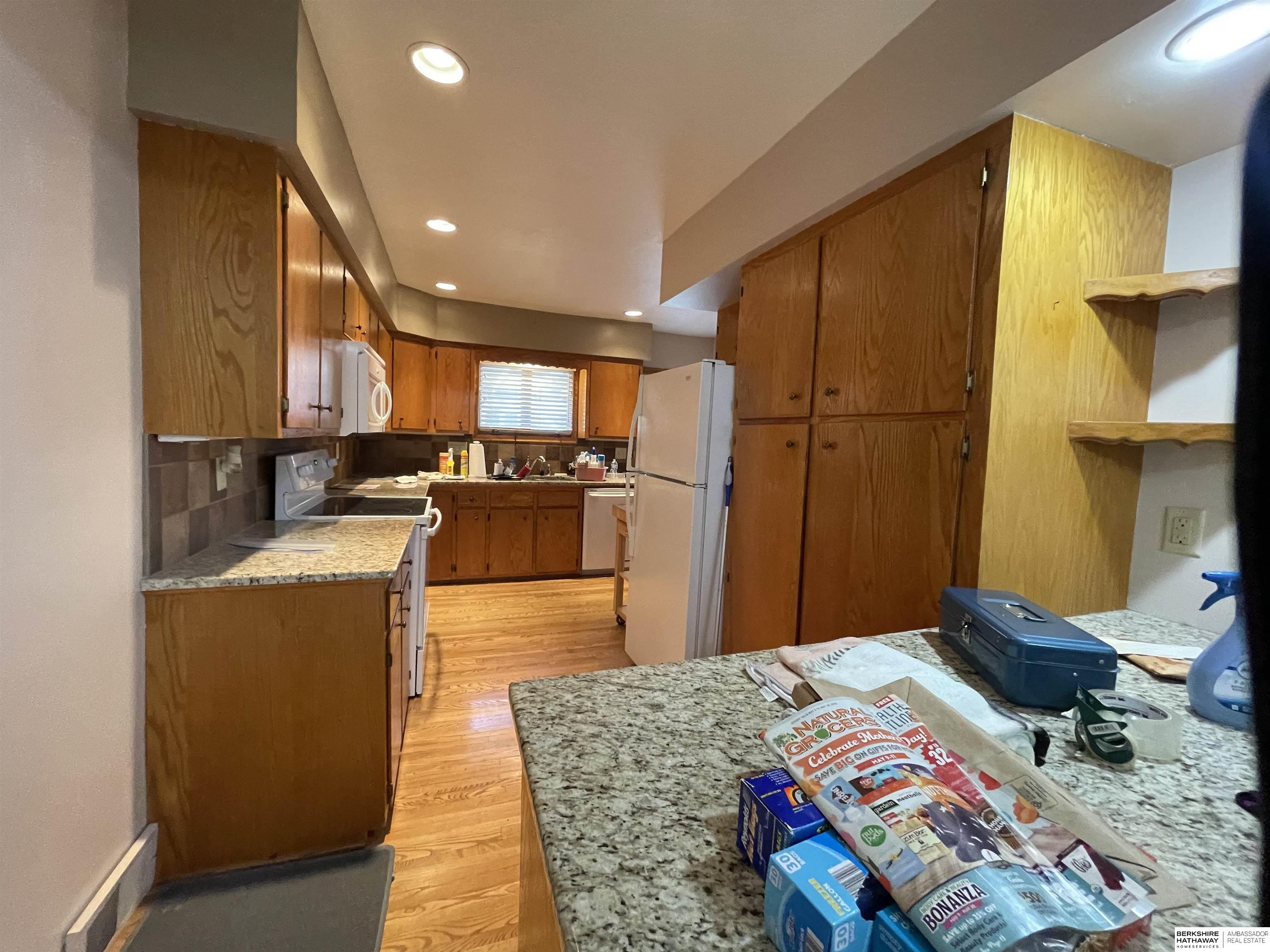 Omaha, Nebraska 68105, United States, 2 Bedrooms Bedrooms, ,1 BathroomBathrooms,Residential,Pending,127848