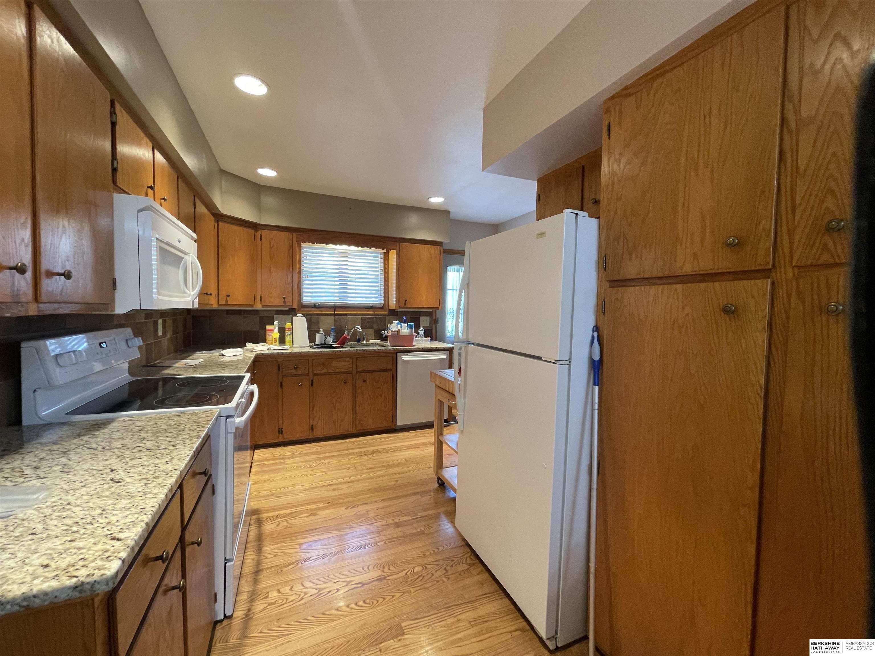 Omaha, Nebraska 68105, United States, 2 Bedrooms Bedrooms, ,1 BathroomBathrooms,Residential,Pending,127848