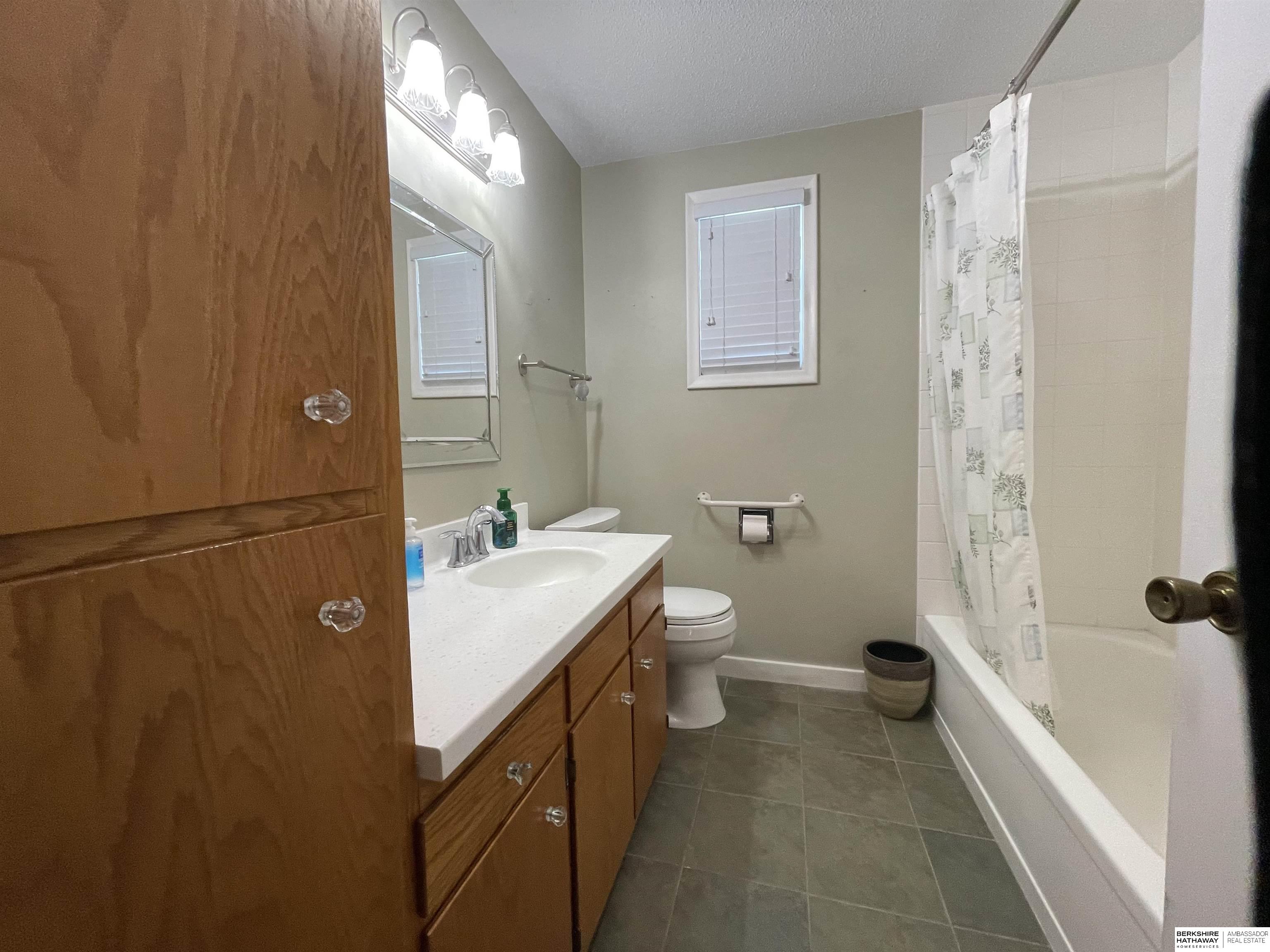 Omaha, Nebraska 68105, United States, 2 Bedrooms Bedrooms, ,1 BathroomBathrooms,Residential,Pending,127848