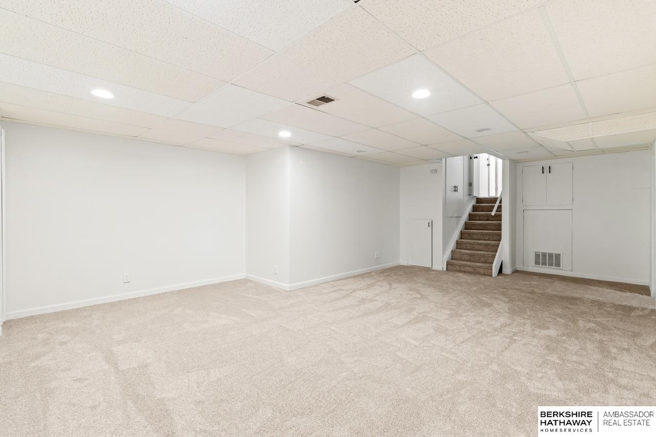 Omaha, Nebraska 68124, United States, 4 Bedrooms Bedrooms, ,2 BathroomsBathrooms,Residential,Active,233588