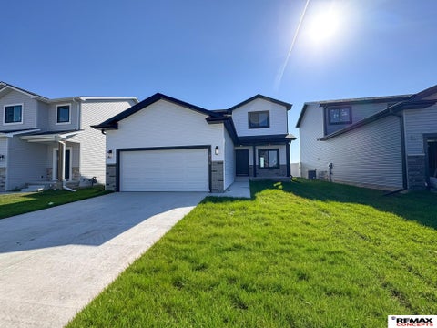 Photo of 10526 S 76th Street, Lincoln, NE 68516 (MLS # 22627388)