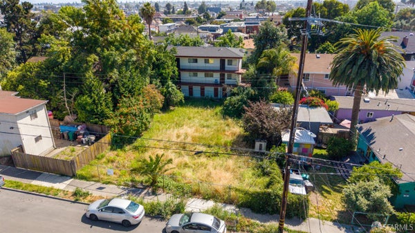 1127 E 20TH ST, OAKLAND, CA 94606 - Image 00c62c60318322154f3e4140636dbc62/1351142136
