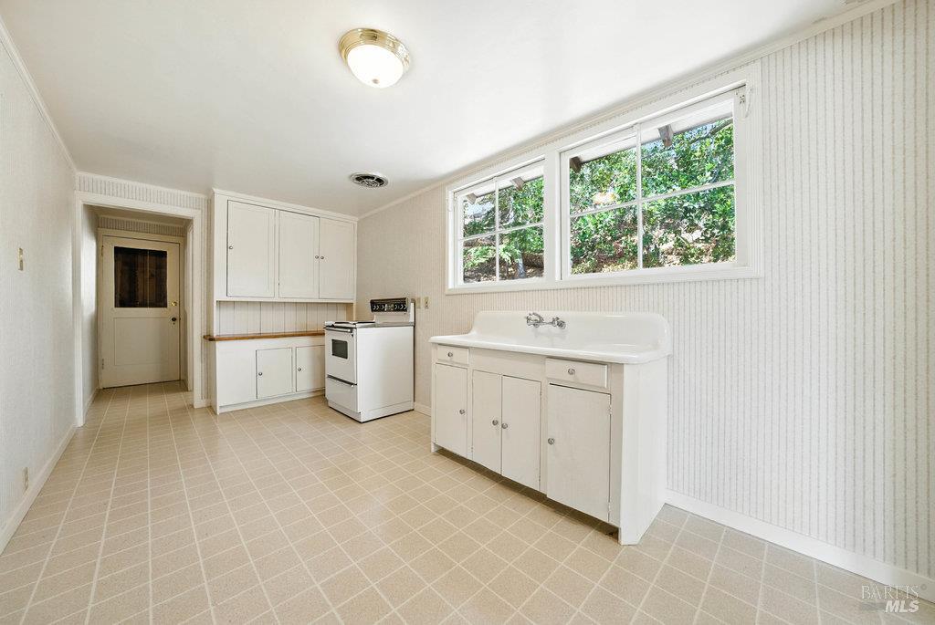 San Rafael, California 94901, United States, 3 Bedrooms Bedrooms, ,4 BathroomsBathrooms,Residential,Pending,203548