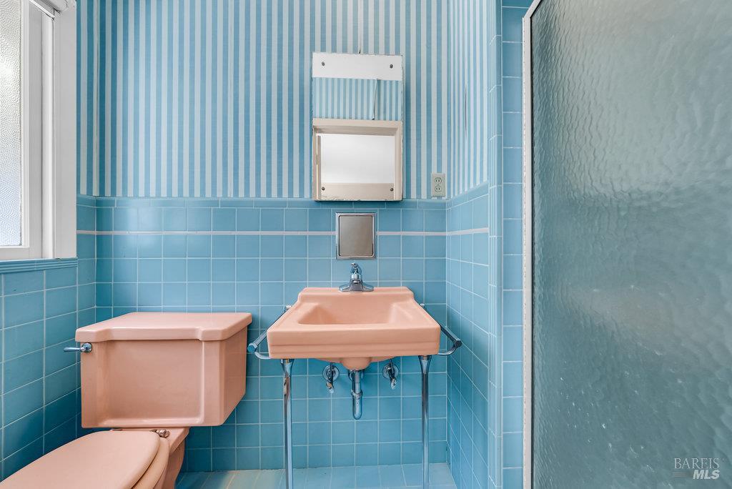 San Rafael, California 94901, United States, 3 Bedrooms Bedrooms, ,4 BathroomsBathrooms,Residential,Pending,203548