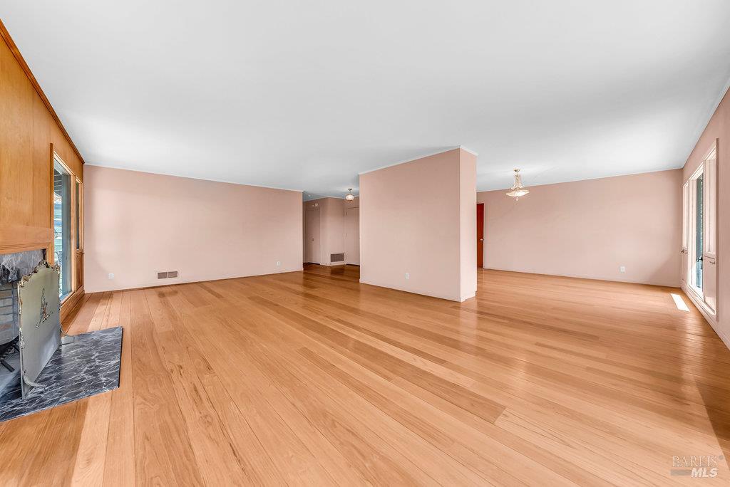 San Rafael, California 94901, United States, 3 Bedrooms Bedrooms, ,4 BathroomsBathrooms,Residential,Pending,203548