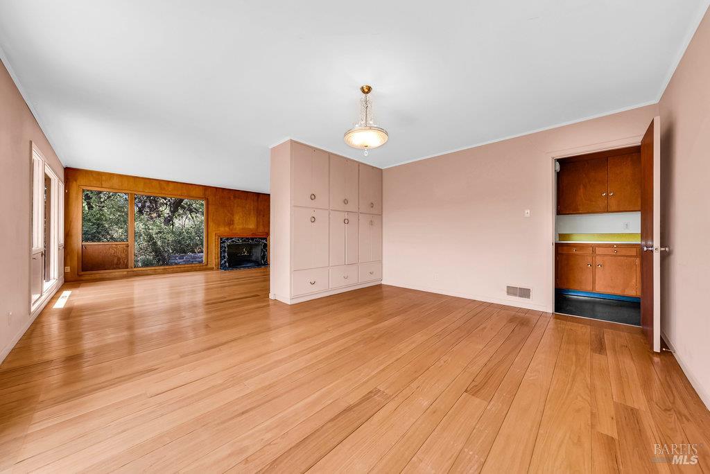 San Rafael, California 94901, United States, 3 Bedrooms Bedrooms, ,4 BathroomsBathrooms,Residential,Pending,203548