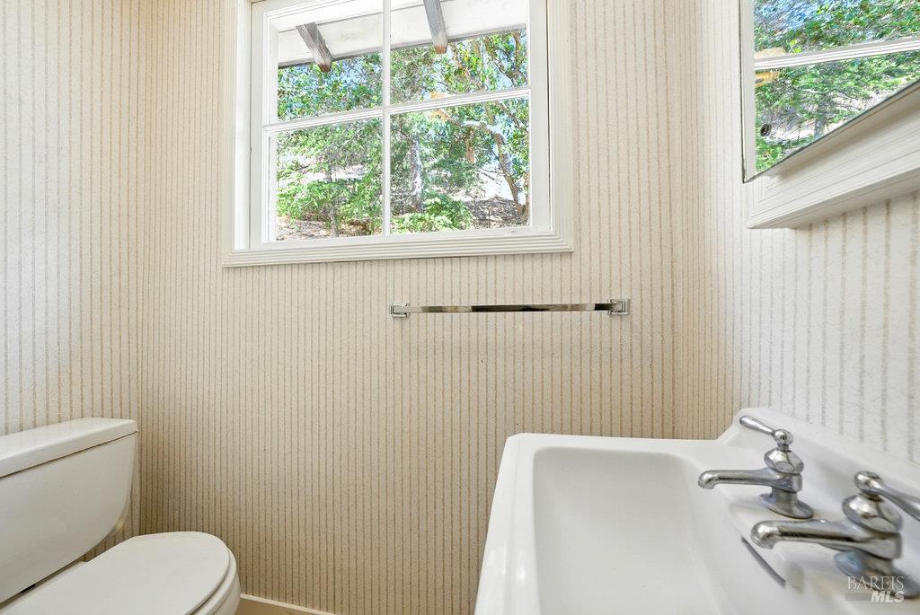 San Rafael, California 94901, United States, 3 Bedrooms Bedrooms, ,4 BathroomsBathrooms,Residential,Pending,203548