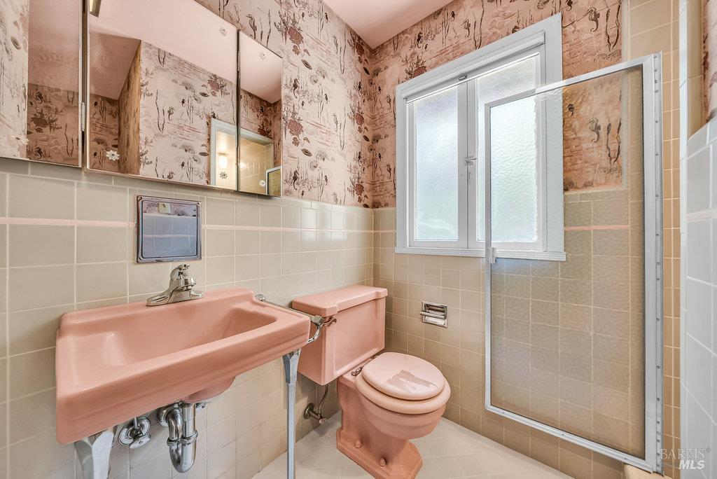 San Rafael, California 94901, United States, 3 Bedrooms Bedrooms, ,4 BathroomsBathrooms,Residential,Pending,203548