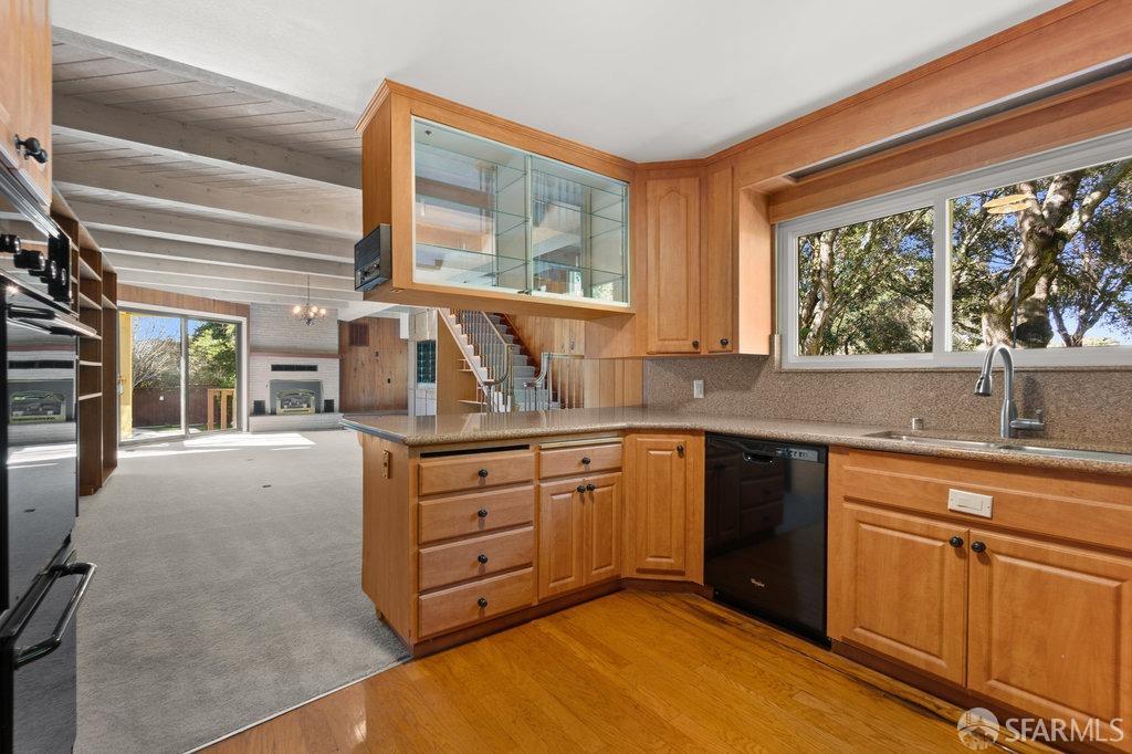 Orinda, California 94563, United States, 6 Bedrooms Bedrooms, ,4 BathroomsBathrooms,Residential,Active,93508