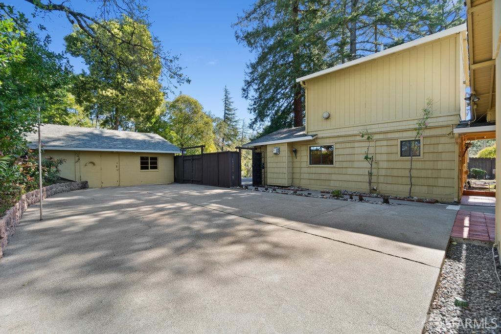 Orinda, California 94563, United States, 6 Bedrooms Bedrooms, ,4 BathroomsBathrooms,Residential,Active,93508