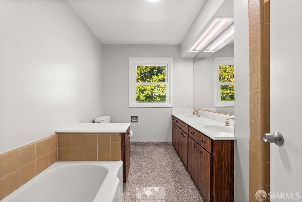 Orinda, California 94563, United States, 6 Bedrooms Bedrooms, ,4 BathroomsBathrooms,Residential,Active,93508