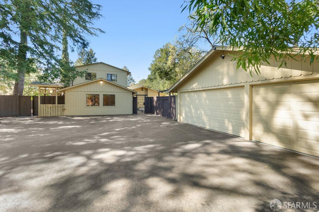 Orinda, California 94563, United States, 6 Bedrooms Bedrooms, ,4 BathroomsBathrooms,Residential,Active,93508