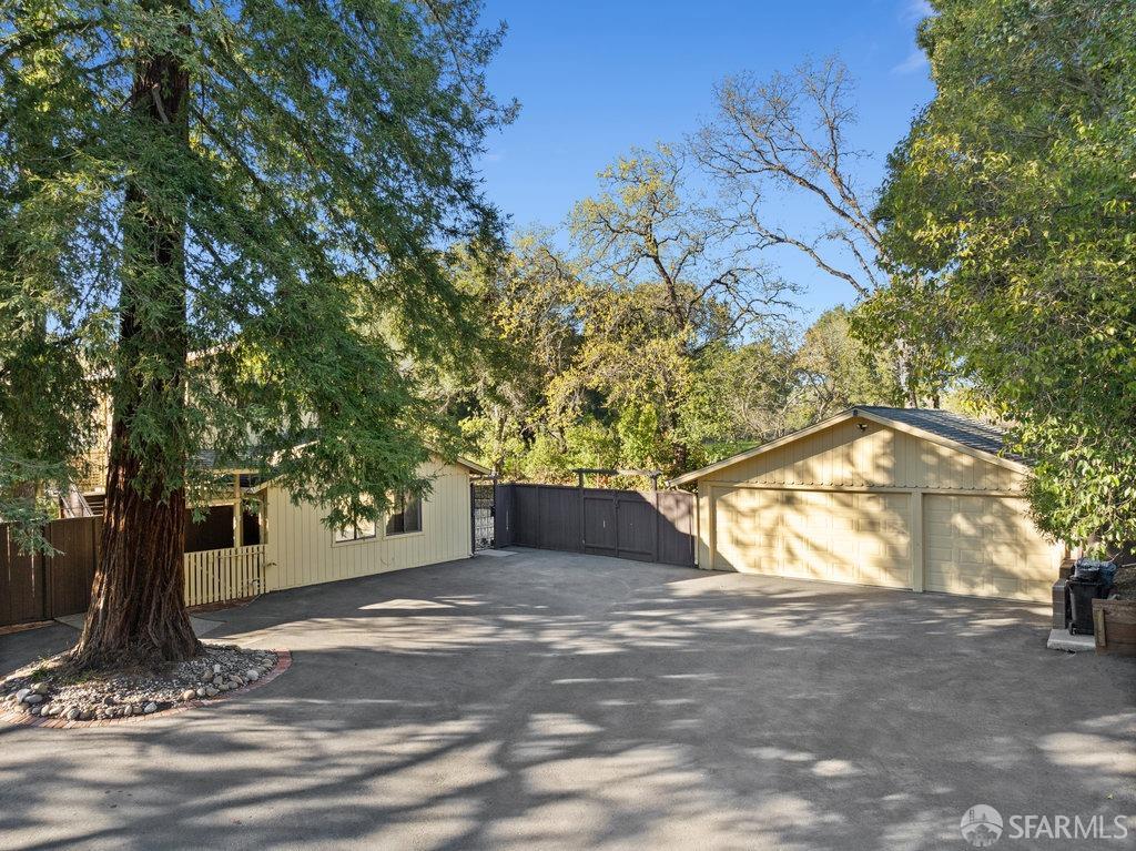 Orinda, California 94563, United States, 6 Bedrooms Bedrooms, ,4 BathroomsBathrooms,Residential,Active,93508