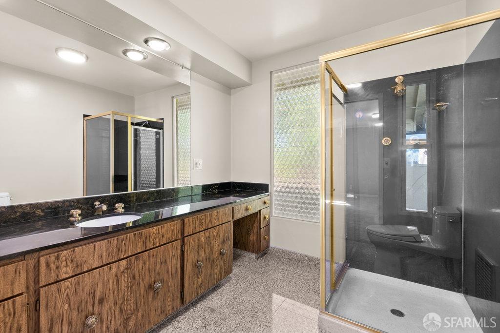 Orinda, California 94563, United States, 6 Bedrooms Bedrooms, ,4 BathroomsBathrooms,Residential,Active,93508