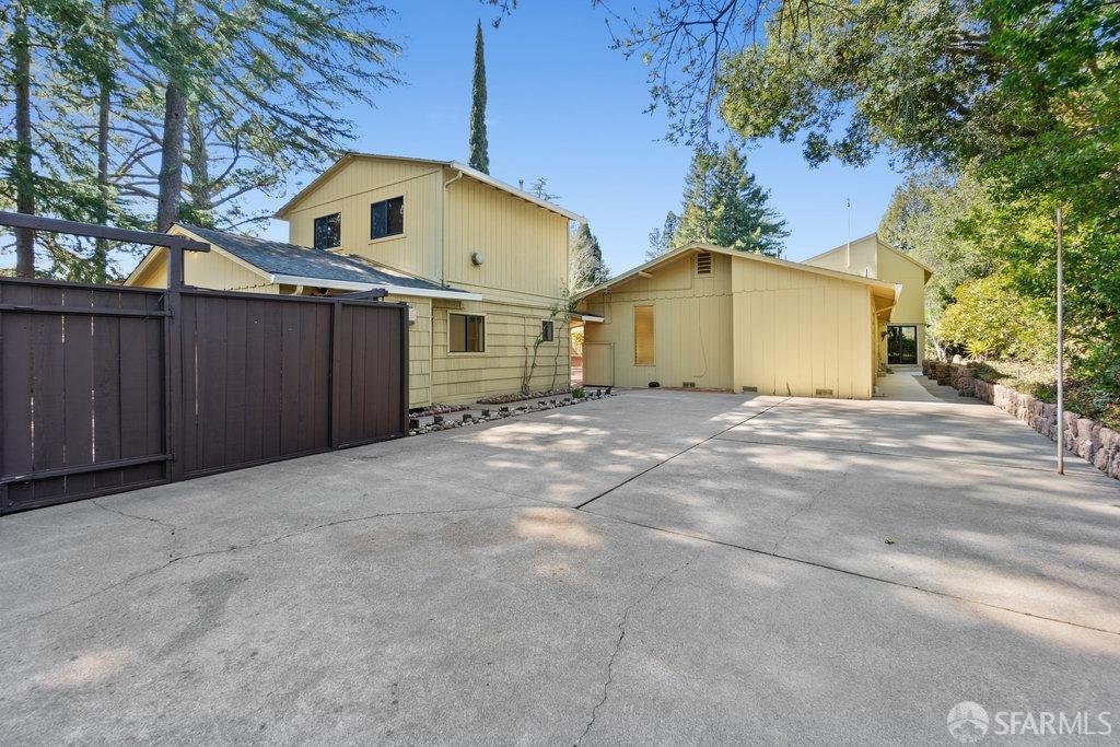 Orinda, California 94563, United States, 6 Bedrooms Bedrooms, ,4 BathroomsBathrooms,Residential,Active,93508