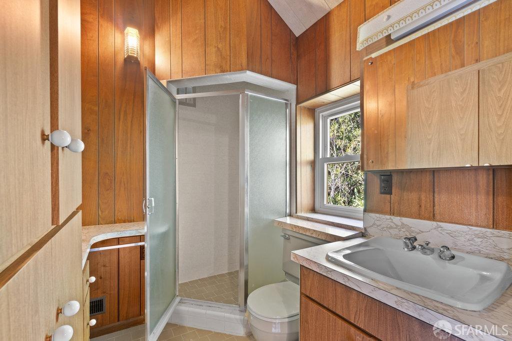 Orinda, California 94563, United States, 6 Bedrooms Bedrooms, ,4 BathroomsBathrooms,Residential,Active,93508