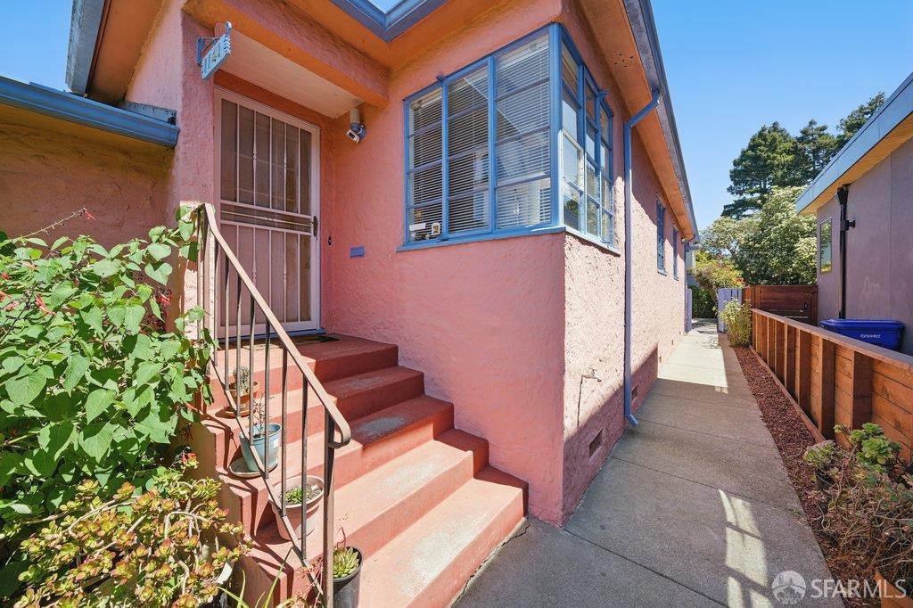 Albany, California 94706, United States, 2 Bedrooms Bedrooms, ,2 BathroomsBathrooms,Residential,Active,130444