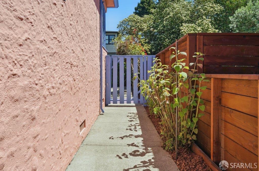 Albany, California 94706, United States, 2 Bedrooms Bedrooms, ,2 BathroomsBathrooms,Residential,Active,130444