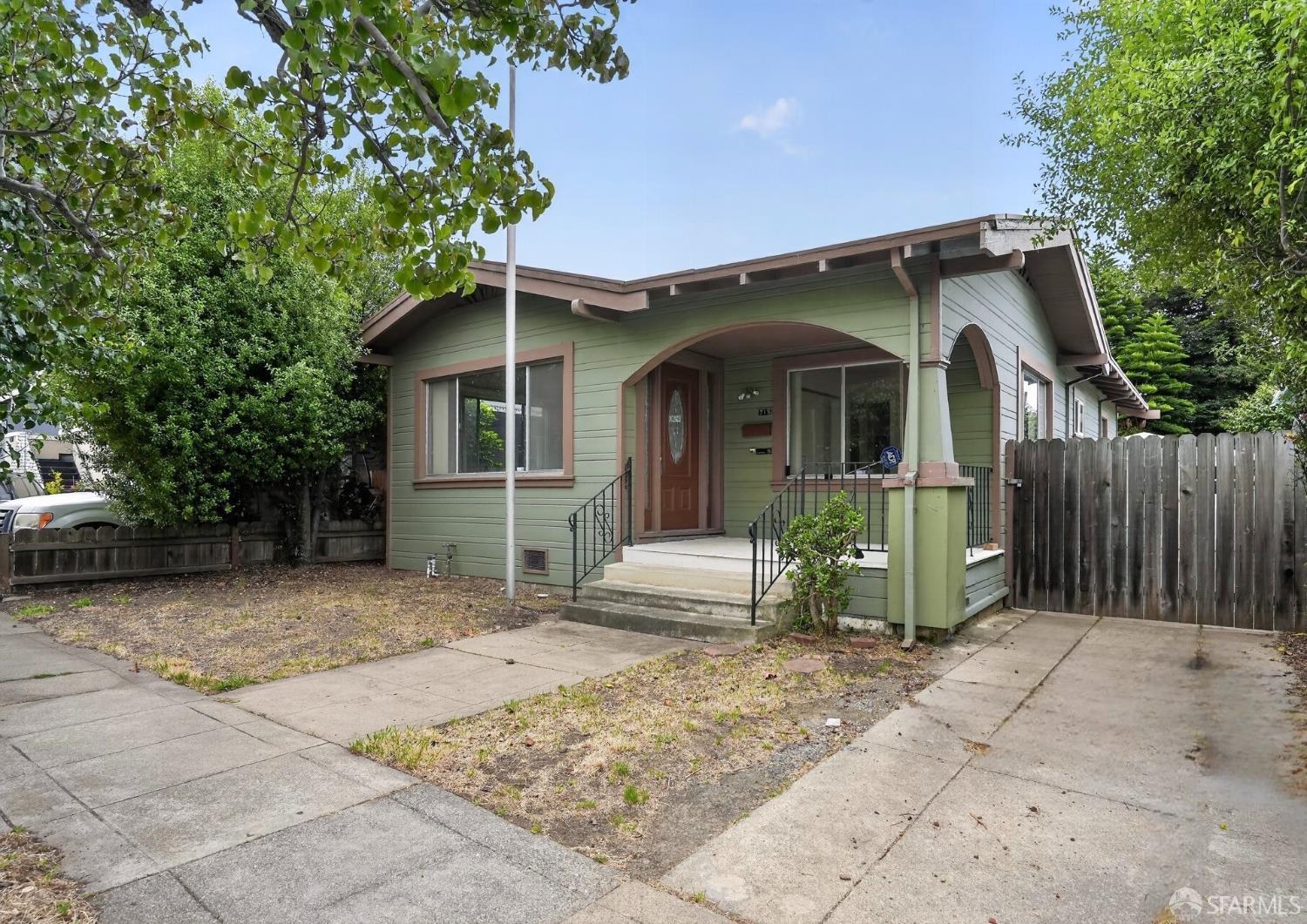 715 Mariposa Avenue