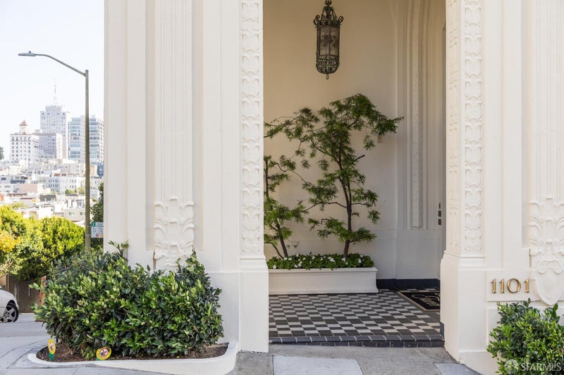 1101 Green Street 204