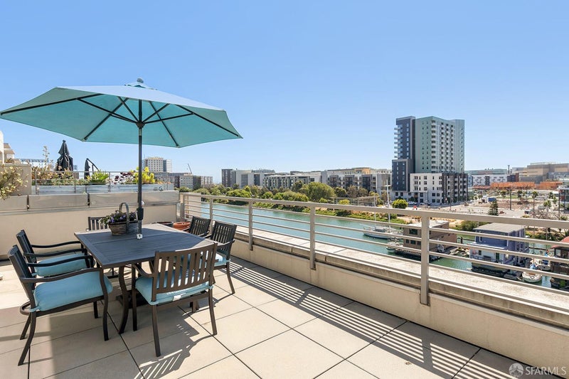 325 Berry Street 527