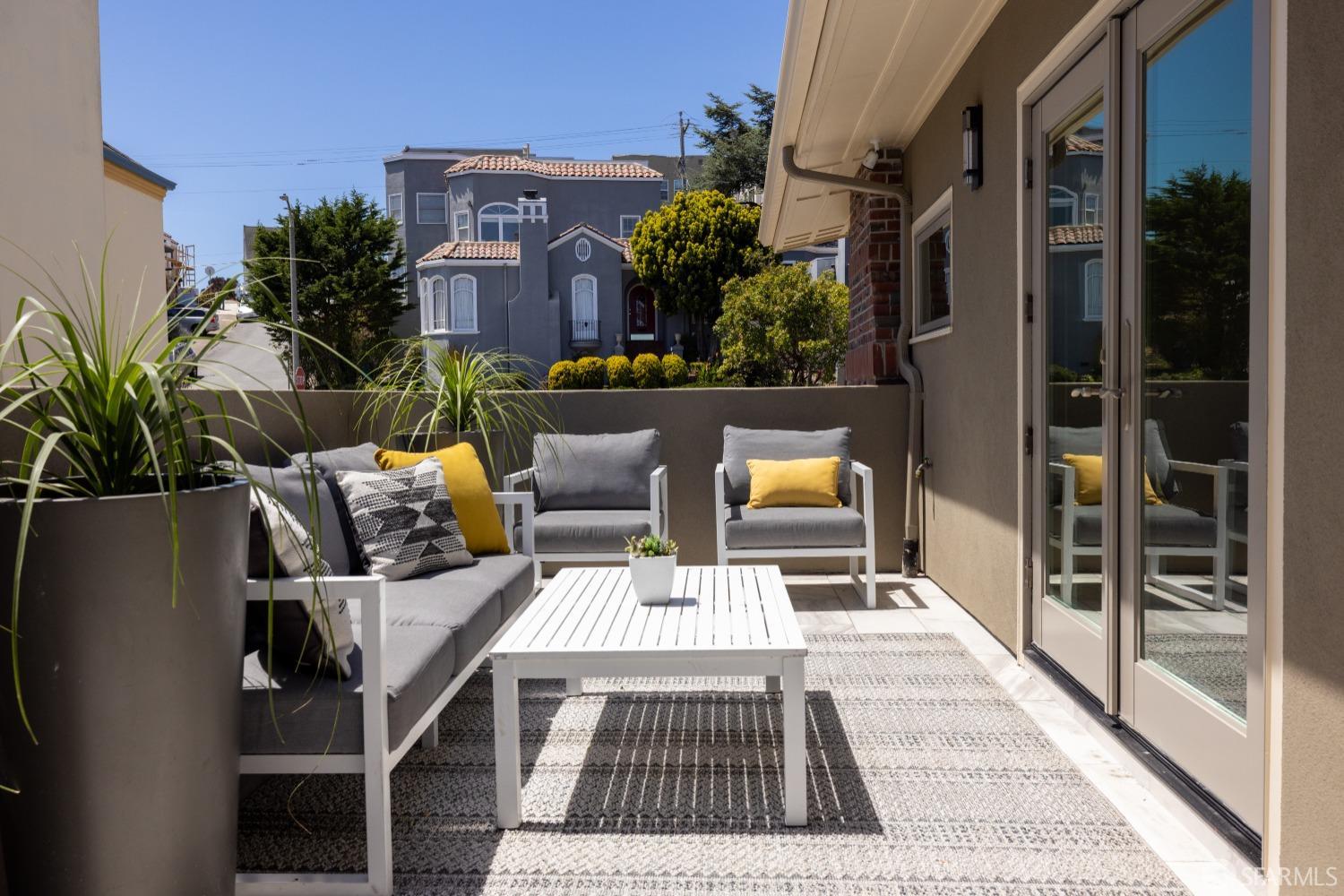 San Francisco, California 94112, United States, 6 Bedrooms Bedrooms, ,6 BathroomsBathrooms,Residential,Pending,125694