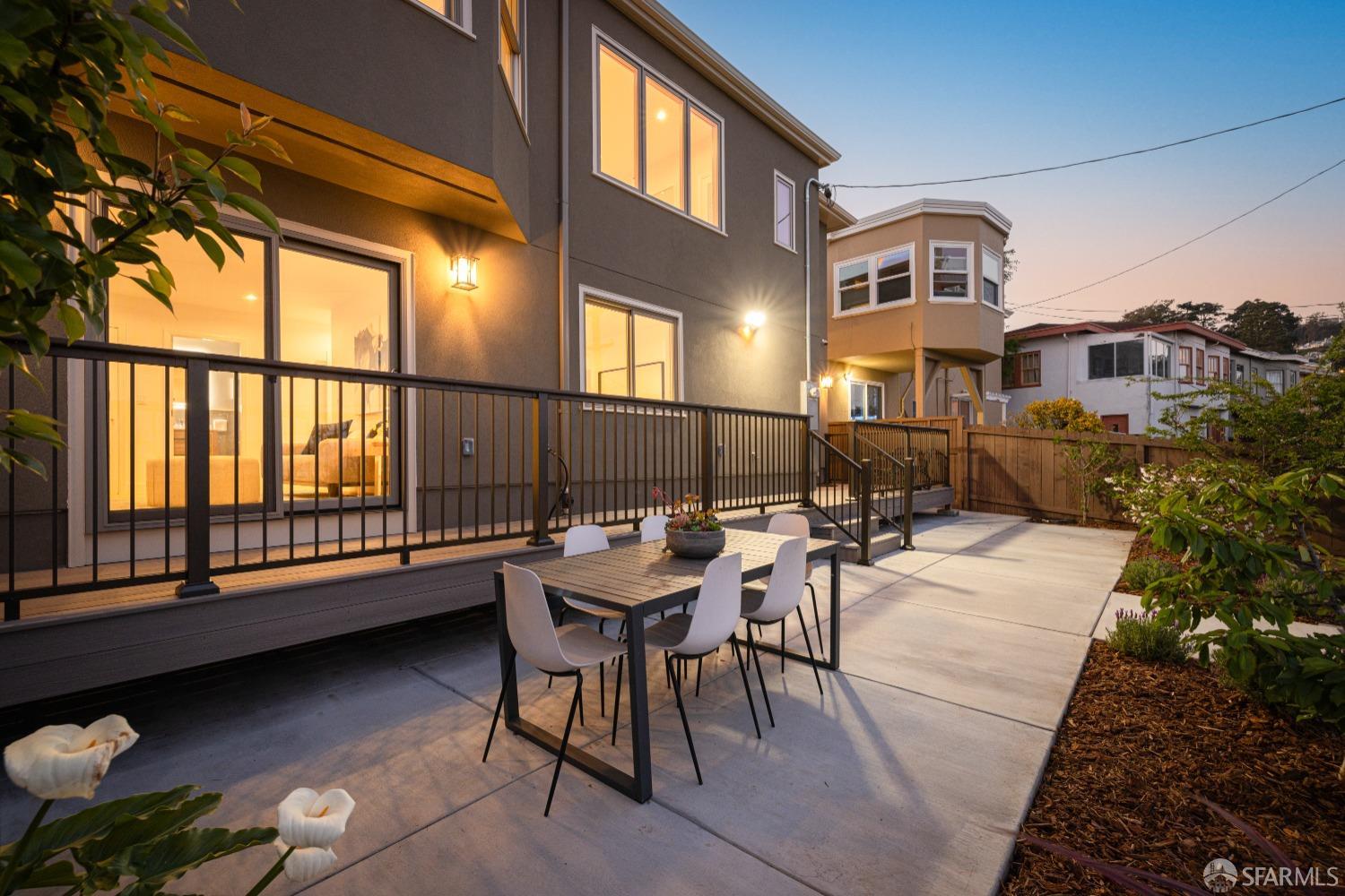 San Francisco, California 94112, United States, 6 Bedrooms Bedrooms, ,6 BathroomsBathrooms,Residential,Pending,125694