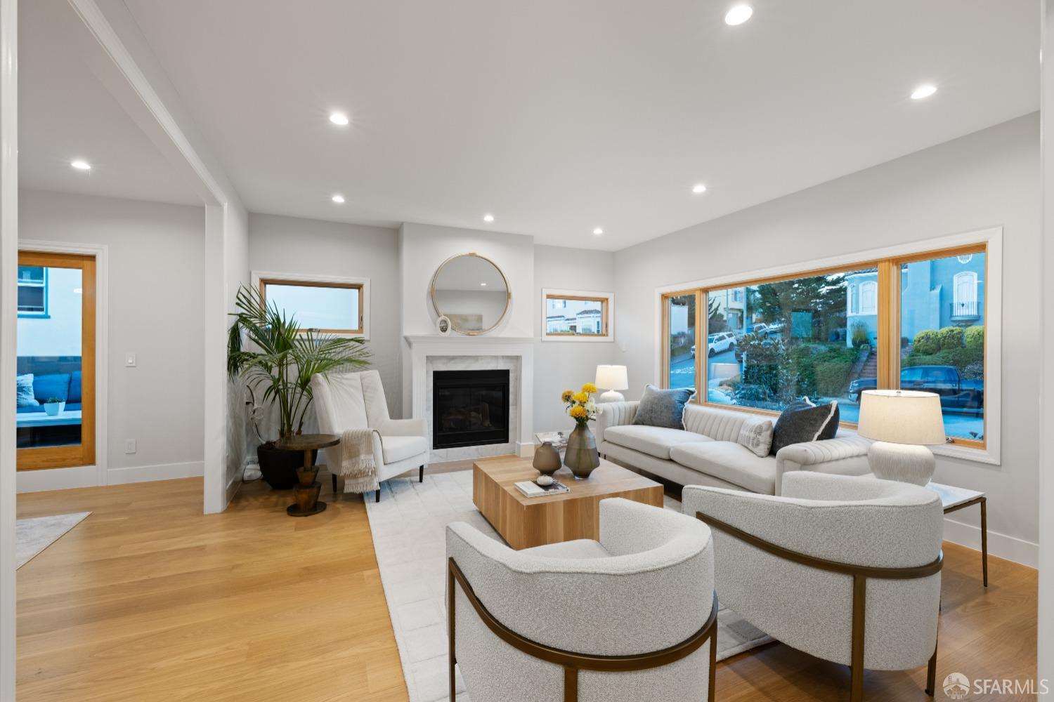 San Francisco, California 94112, United States, 6 Bedrooms Bedrooms, ,6 BathroomsBathrooms,Residential,Pending,125694