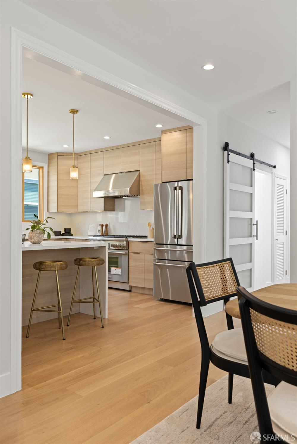 San Francisco, California 94112, United States, 6 Bedrooms Bedrooms, ,6 BathroomsBathrooms,Residential,Pending,125694