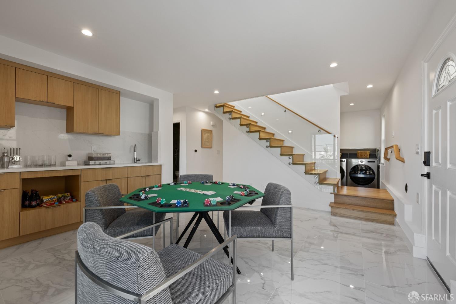 San Francisco, California 94112, United States, 6 Bedrooms Bedrooms, ,6 BathroomsBathrooms,Residential,Pending,125694