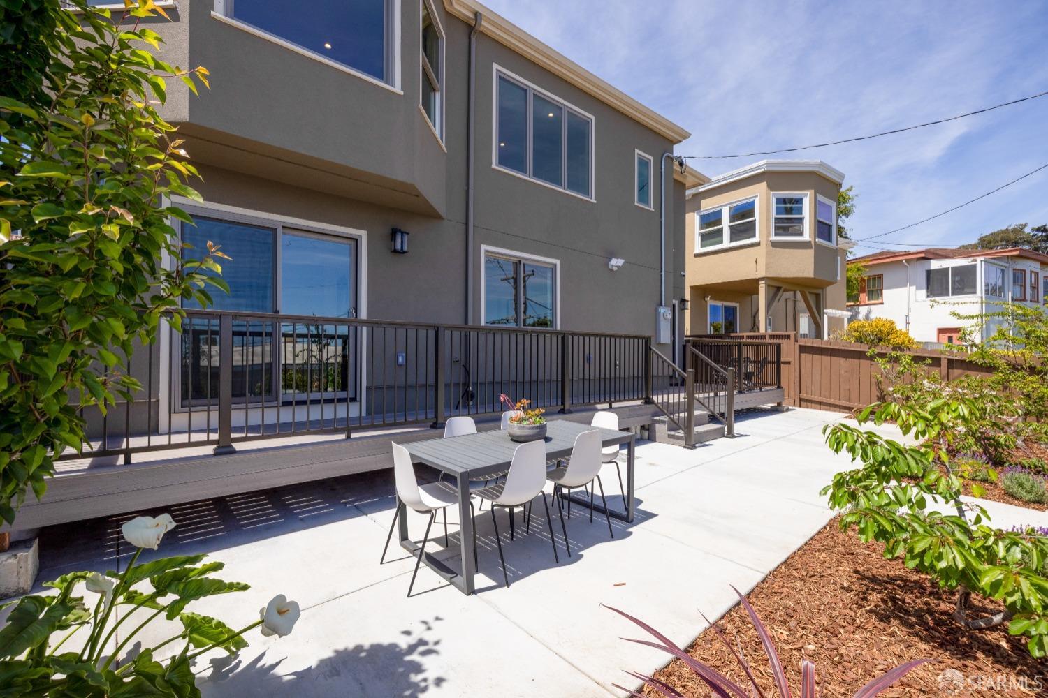 San Francisco, California 94112, United States, 6 Bedrooms Bedrooms, ,6 BathroomsBathrooms,Residential,Pending,125694