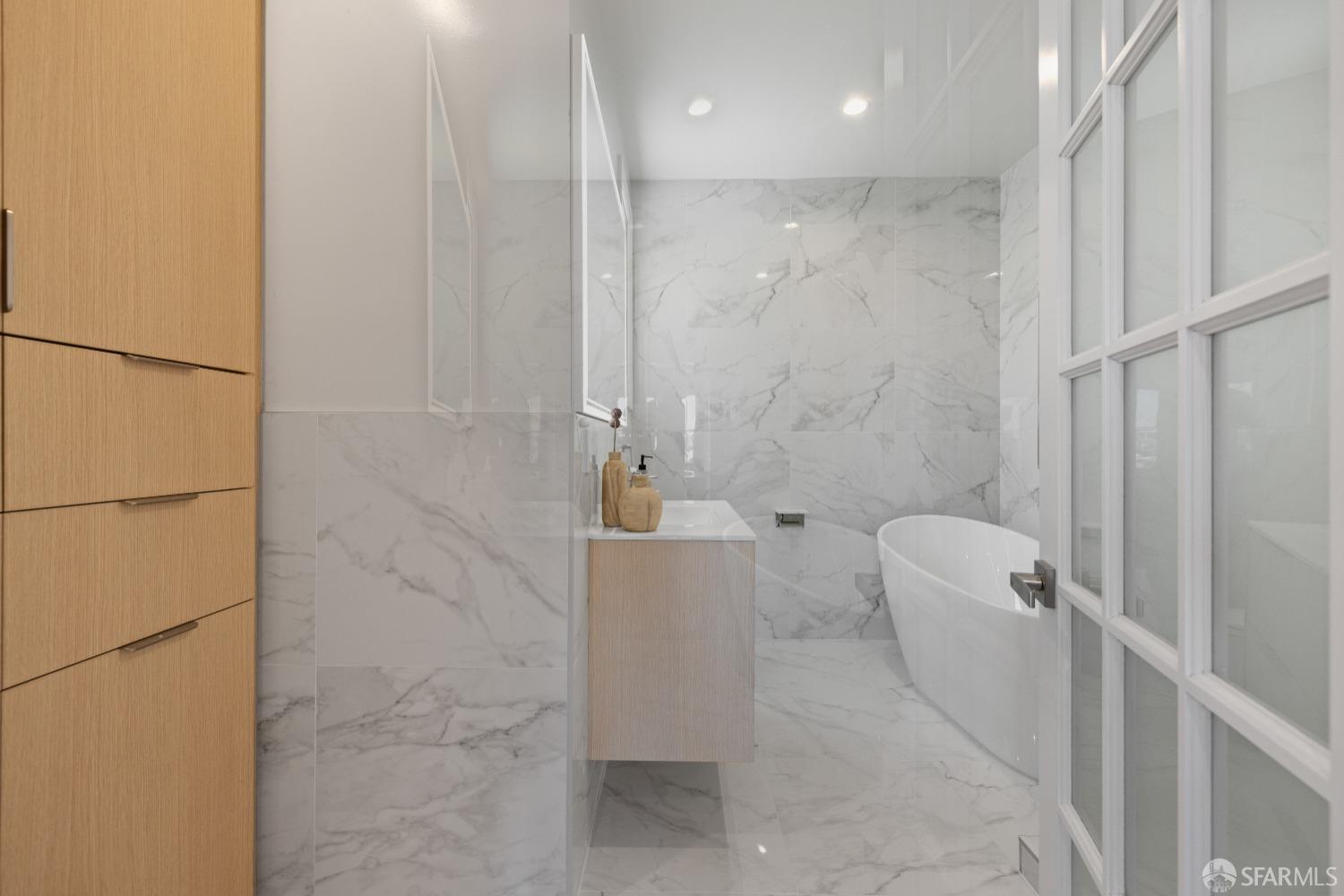 San Francisco, California 94112, United States, 6 Bedrooms Bedrooms, ,6 BathroomsBathrooms,Residential,Pending,125694