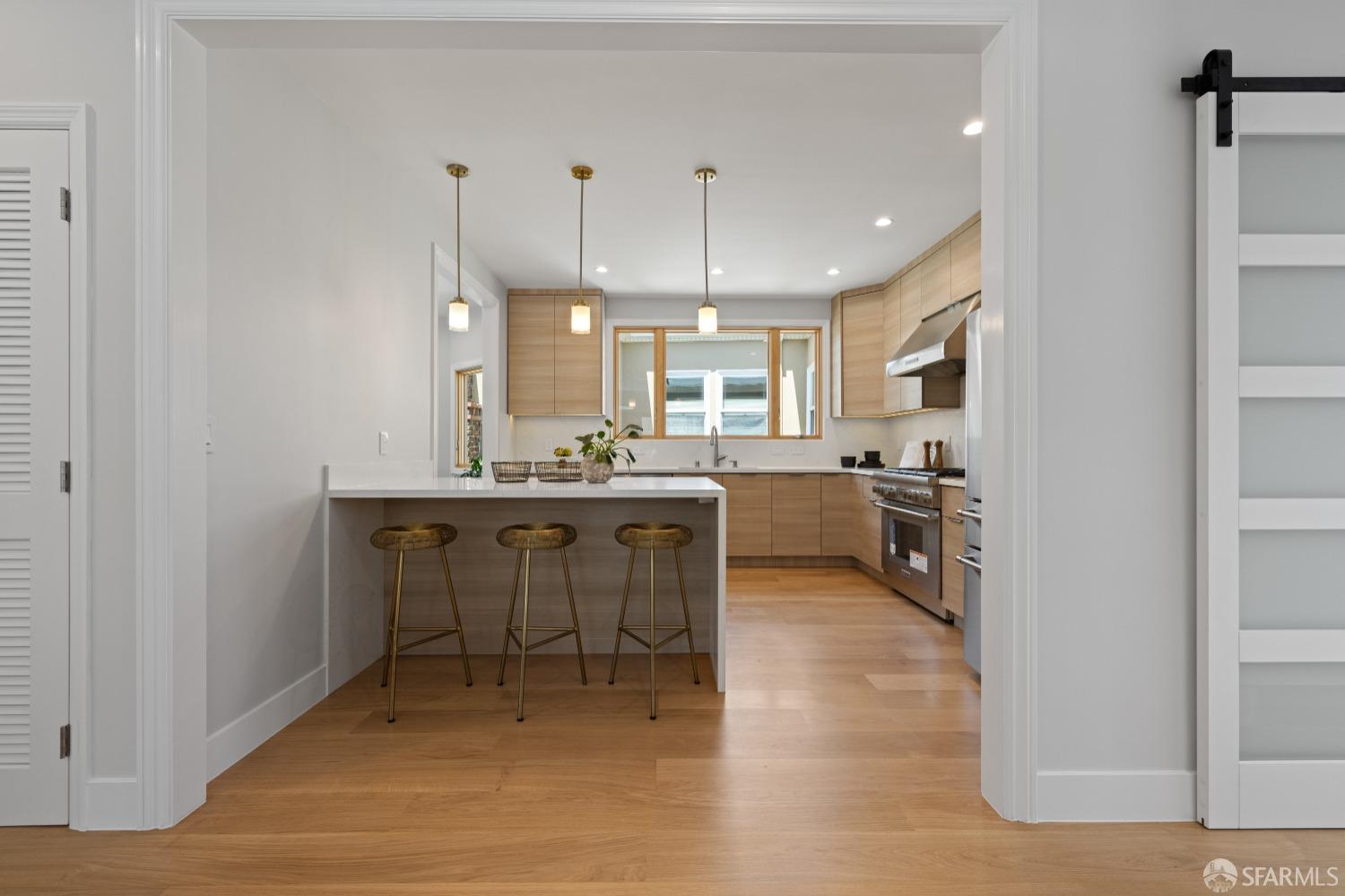 San Francisco, California 94112, United States, 6 Bedrooms Bedrooms, ,6 BathroomsBathrooms,Residential,Pending,125694