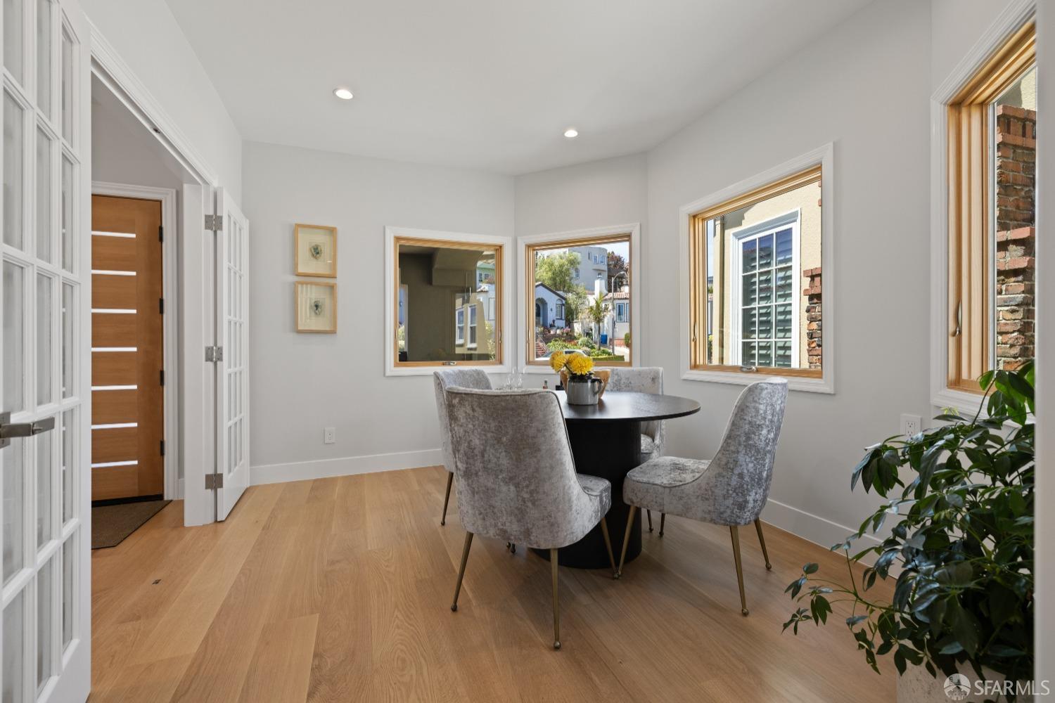 San Francisco, California 94112, United States, 6 Bedrooms Bedrooms, ,6 BathroomsBathrooms,Residential,Pending,125694