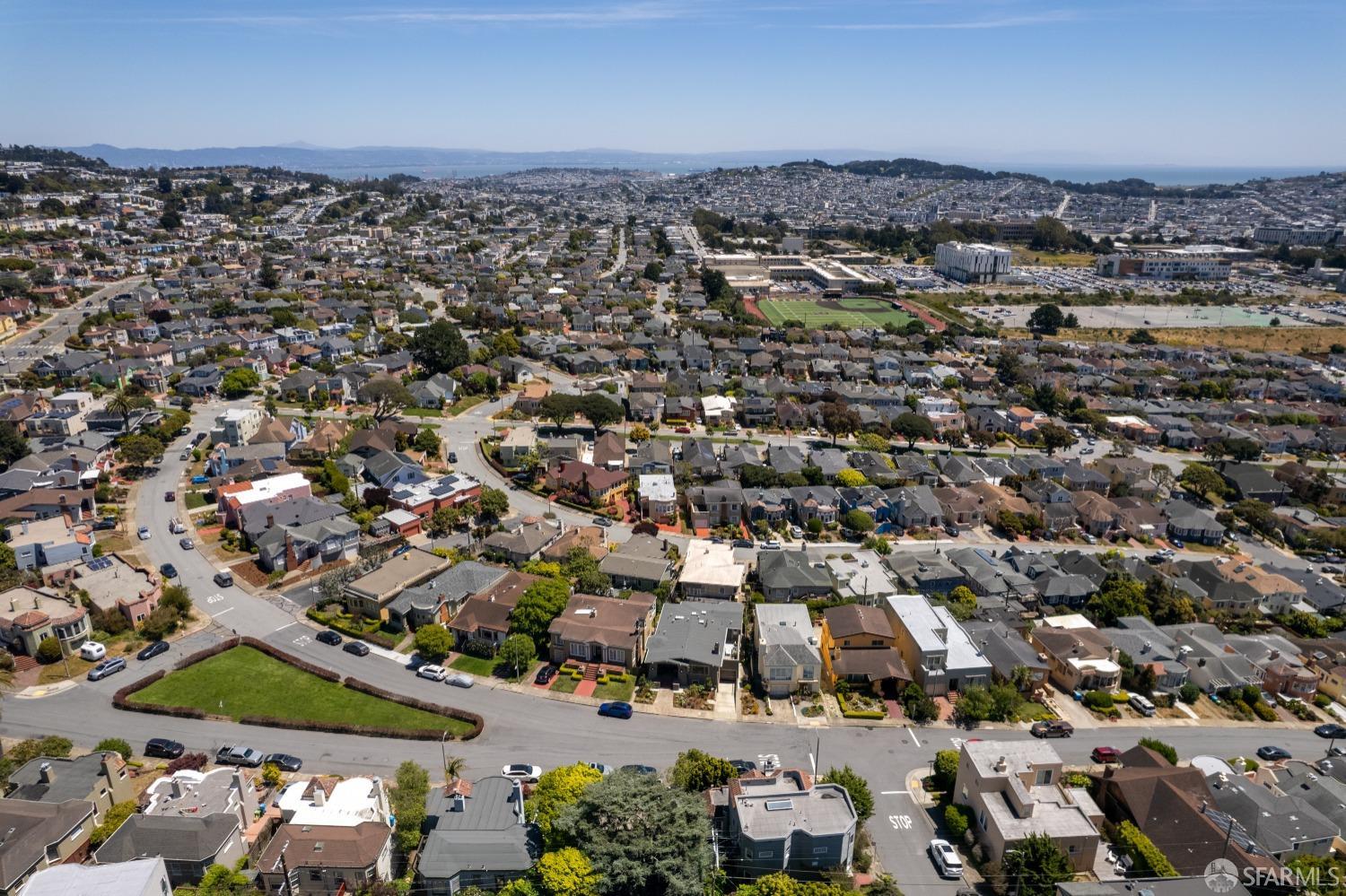 San Francisco, California 94112, United States, 6 Bedrooms Bedrooms, ,6 BathroomsBathrooms,Residential,Pending,125694