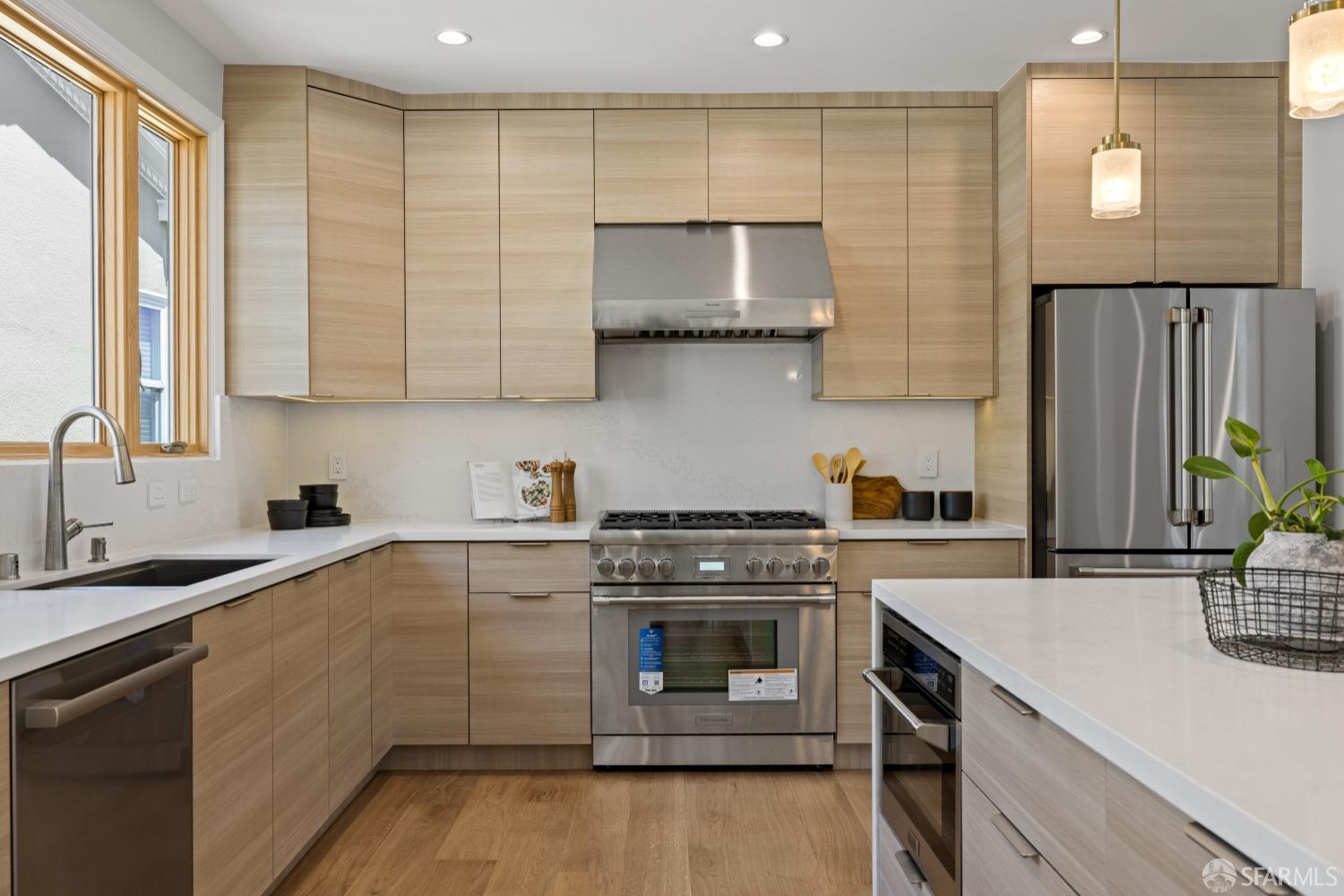 San Francisco, California 94112, United States, 6 Bedrooms Bedrooms, ,6 BathroomsBathrooms,Residential,Pending,125694