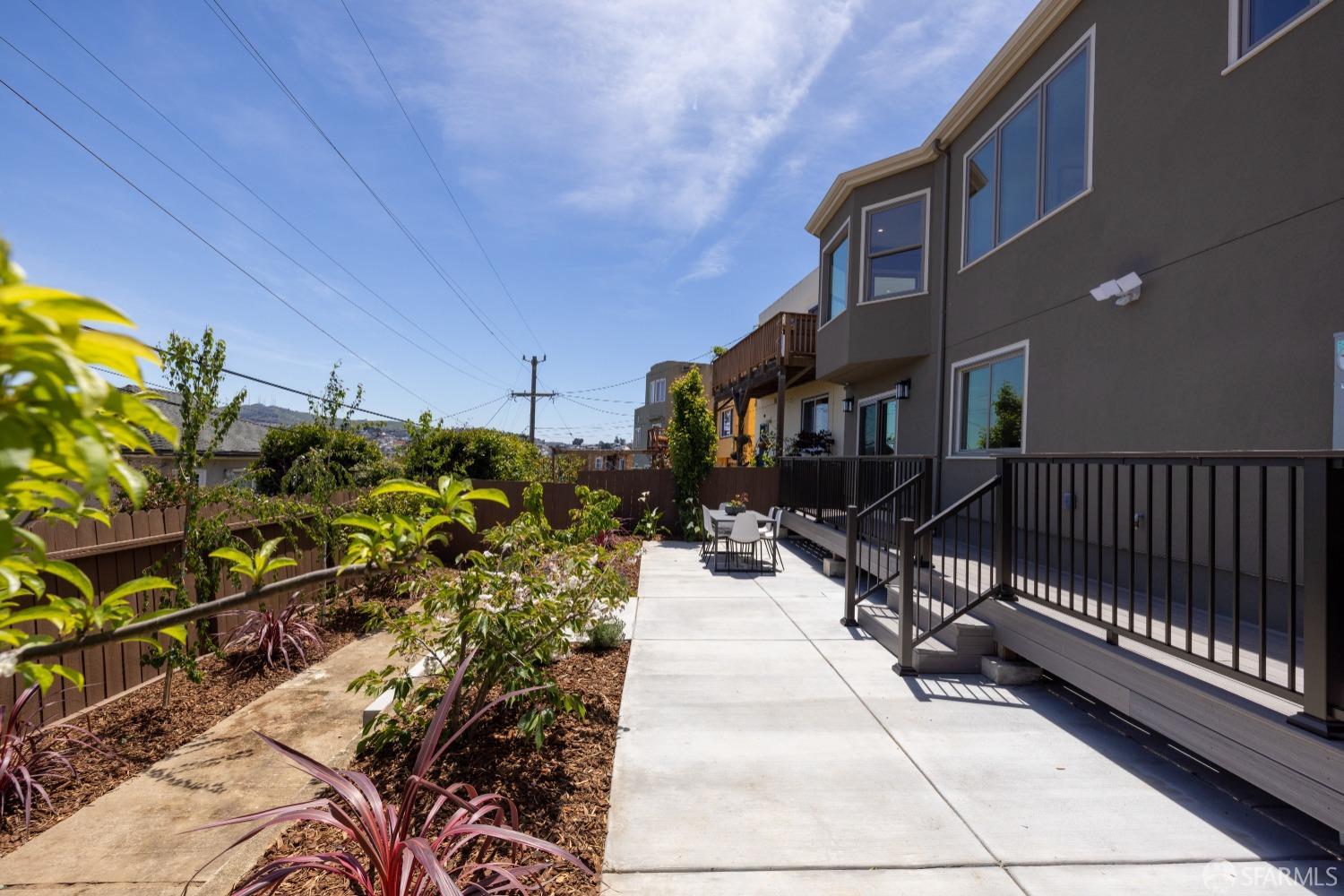 San Francisco, California 94112, United States, 6 Bedrooms Bedrooms, ,6 BathroomsBathrooms,Residential,Pending,125694