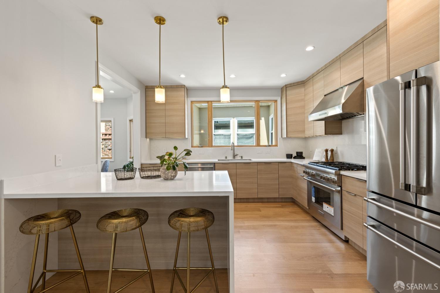 San Francisco, California 94112, United States, 6 Bedrooms Bedrooms, ,6 BathroomsBathrooms,Residential,Pending,125694