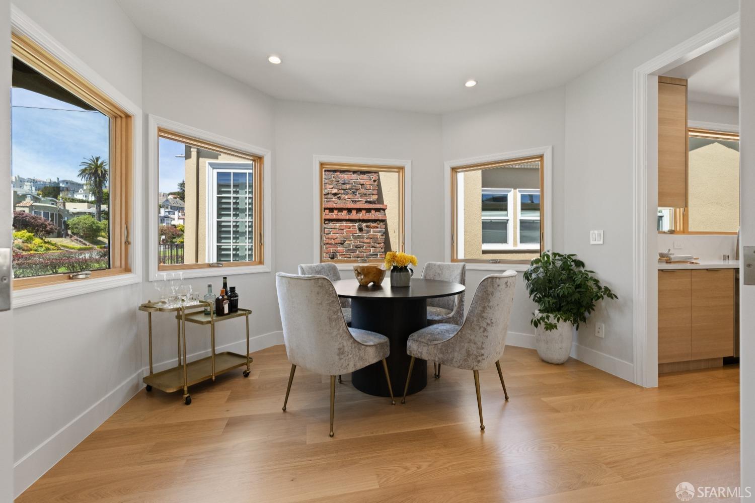 San Francisco, California 94112, United States, 6 Bedrooms Bedrooms, ,6 BathroomsBathrooms,Residential,Pending,125694