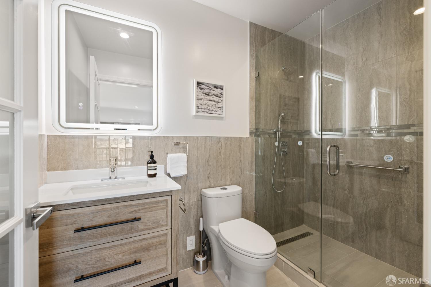 San Francisco, California 94112, United States, 6 Bedrooms Bedrooms, ,6 BathroomsBathrooms,Residential,Pending,125694