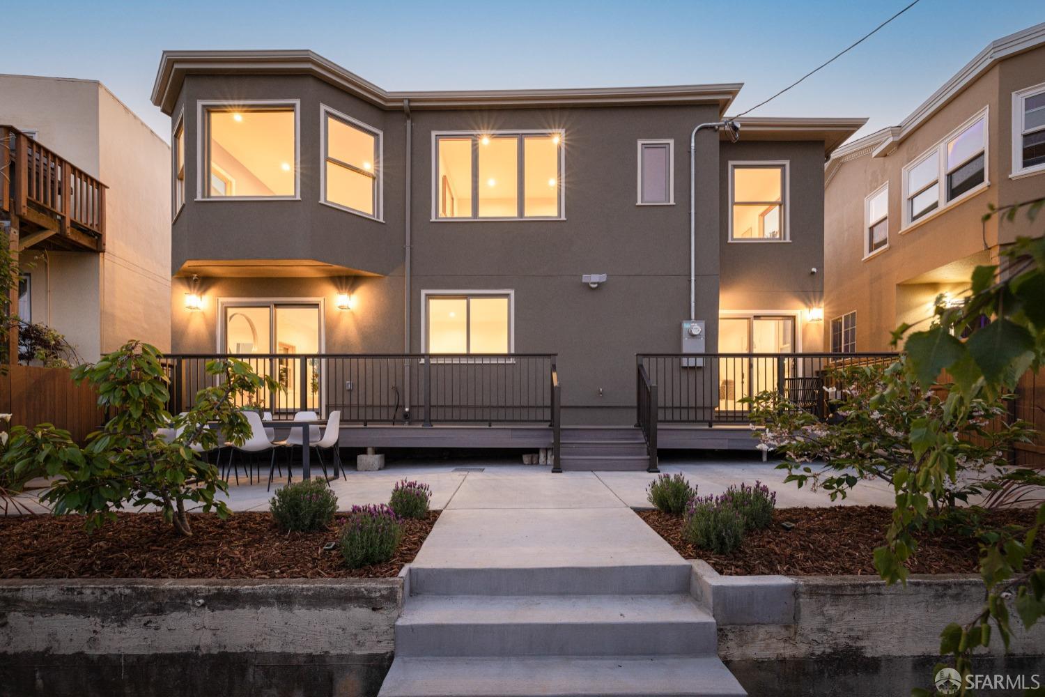 San Francisco, California 94112, United States, 6 Bedrooms Bedrooms, ,6 BathroomsBathrooms,Residential,Pending,125694