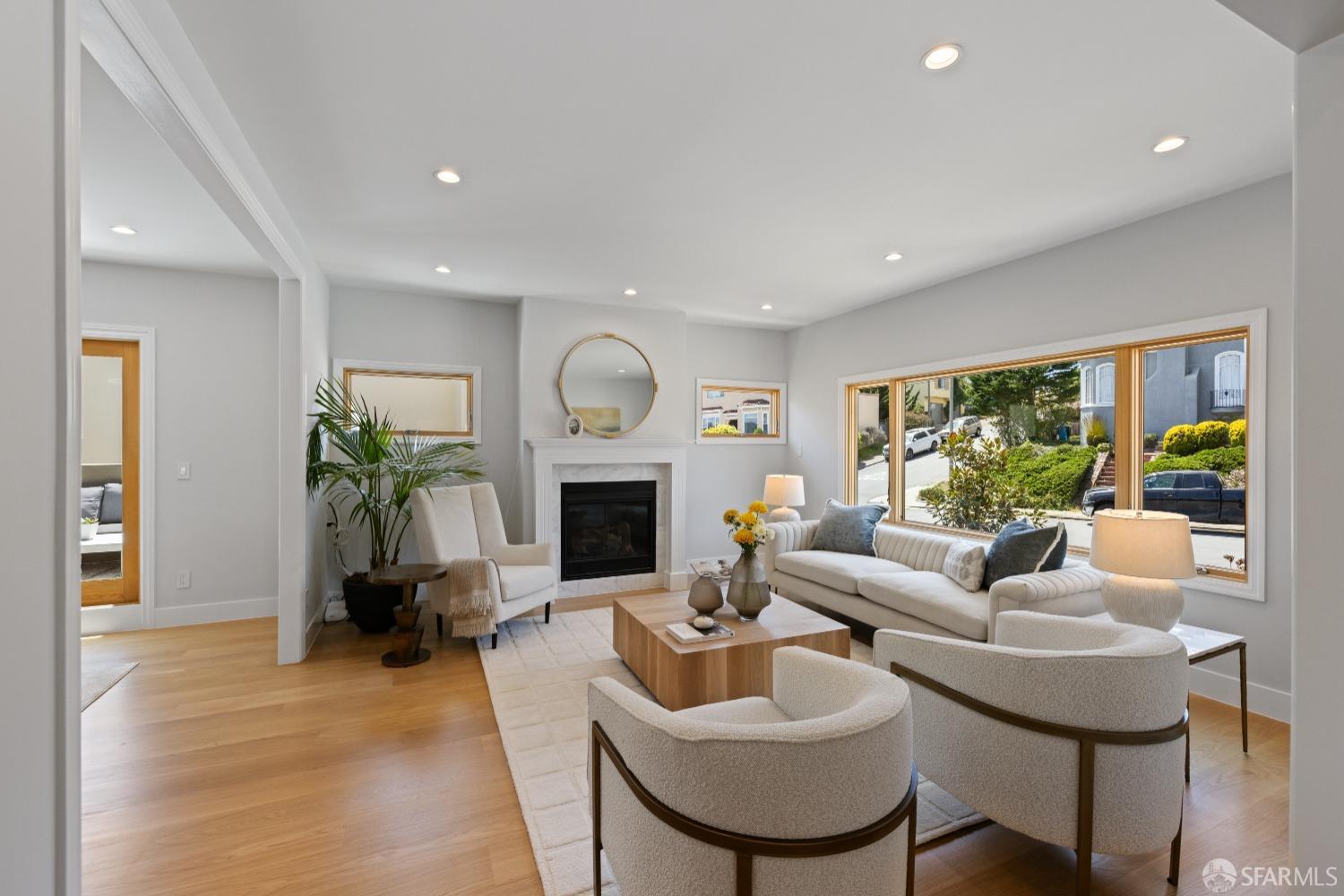 San Francisco, California 94112, United States, 6 Bedrooms Bedrooms, ,6 BathroomsBathrooms,Residential,Pending,125694