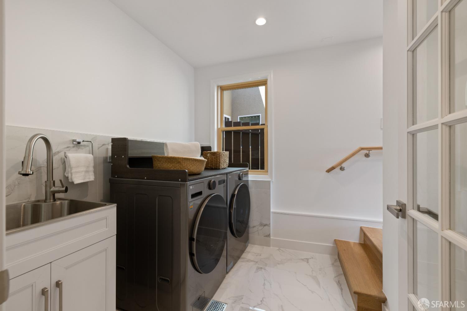 San Francisco, California 94112, United States, 6 Bedrooms Bedrooms, ,6 BathroomsBathrooms,Residential,Pending,125694