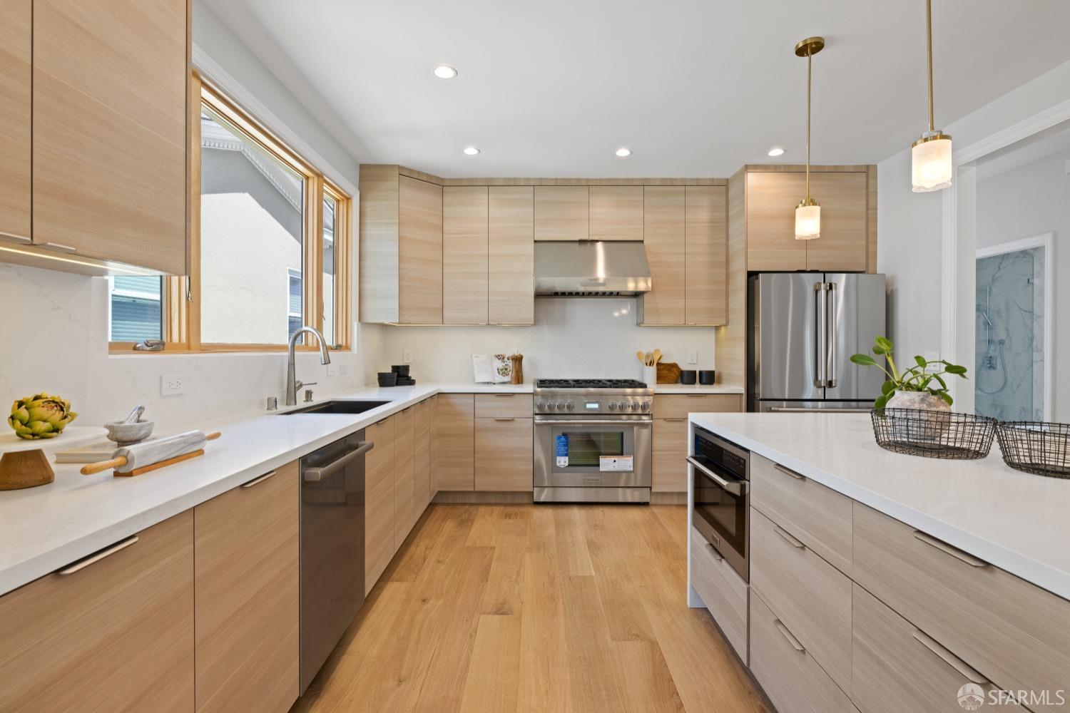 San Francisco, California 94112, United States, 6 Bedrooms Bedrooms, ,6 BathroomsBathrooms,Residential,Pending,125694