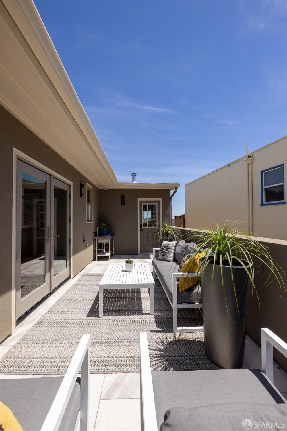 San Francisco, California 94112, United States, 6 Bedrooms Bedrooms, ,6 BathroomsBathrooms,Residential,Pending,125694