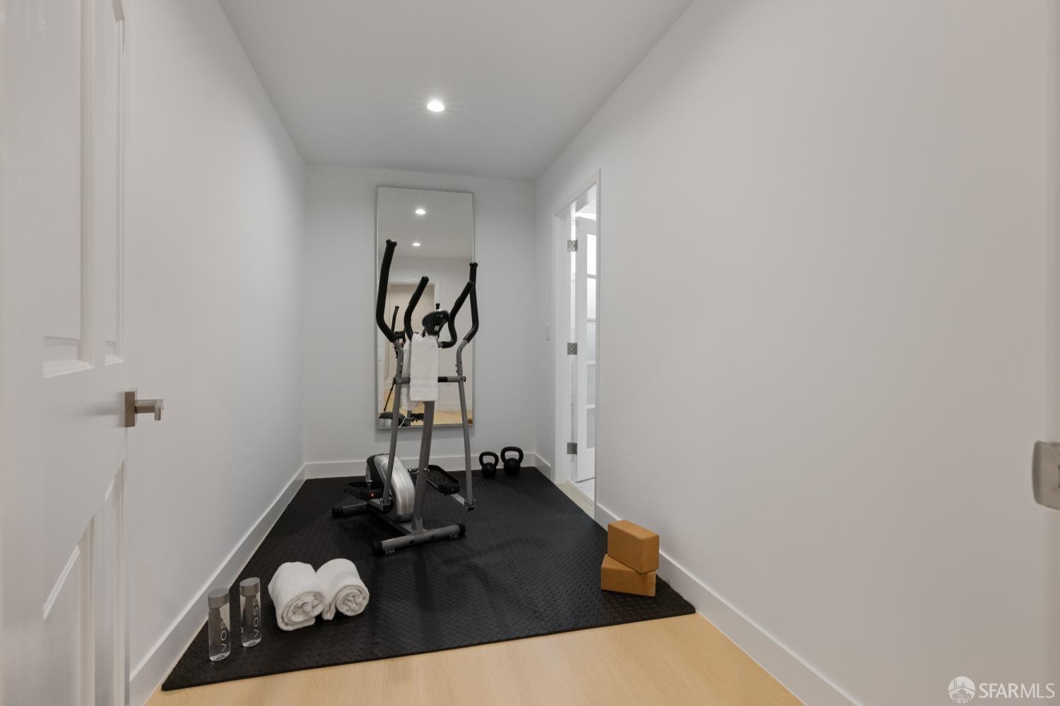 San Francisco, California 94112, United States, 6 Bedrooms Bedrooms, ,6 BathroomsBathrooms,Residential,Pending,125694