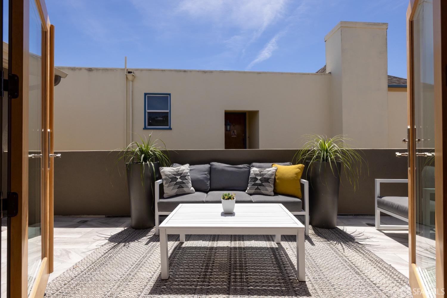 San Francisco, California 94112, United States, 6 Bedrooms Bedrooms, ,6 BathroomsBathrooms,Residential,Pending,125694